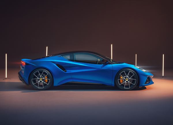 La Lotus Emira à moteur central arrière embarque un quatre cylindres AMG