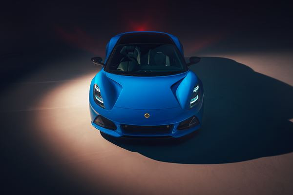 La Lotus Emira à moteur central arrière embarque un quatre cylindres AMG