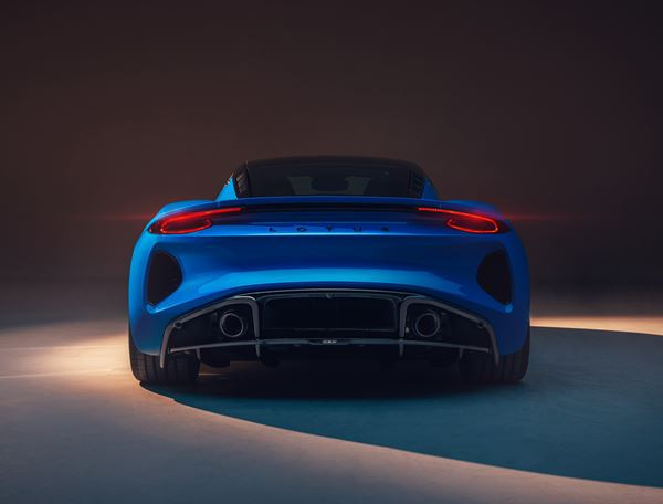 La Lotus Emira à moteur central arrière embarque un quatre cylindres AMG
