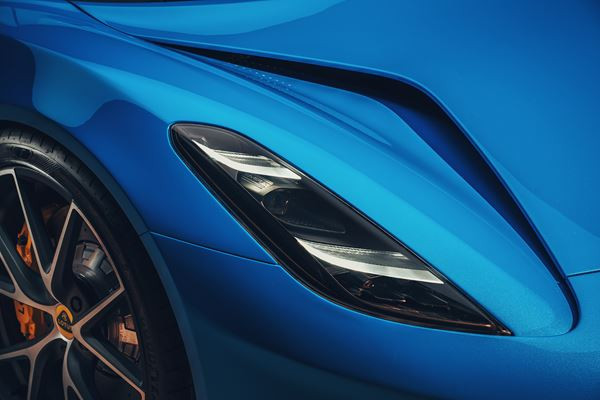 La Lotus Emira à moteur central arrière embarque un quatre cylindres AMG