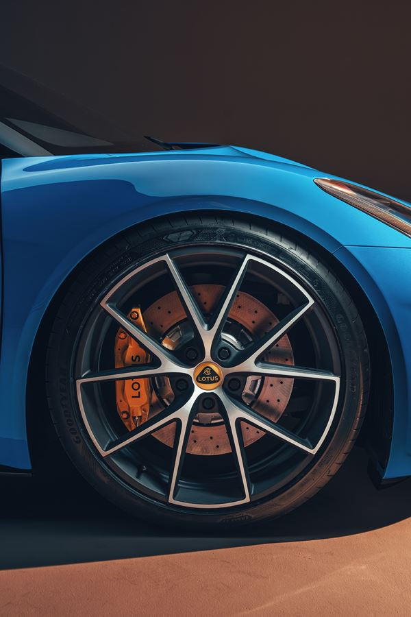 La Lotus Emira à moteur central arrière embarque un quatre cylindres AMG