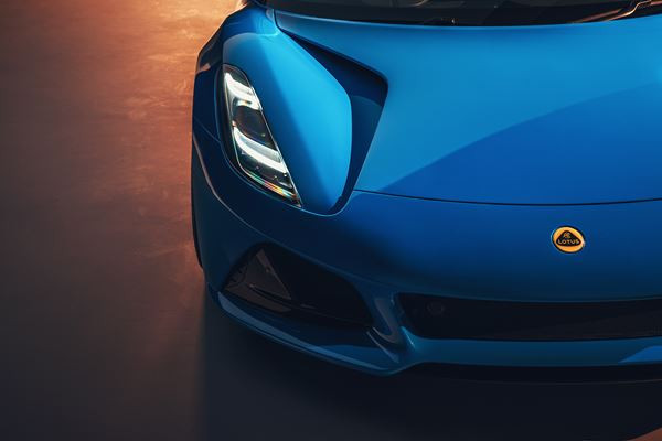 La Lotus Emira à moteur central arrière embarque un quatre cylindres AMG