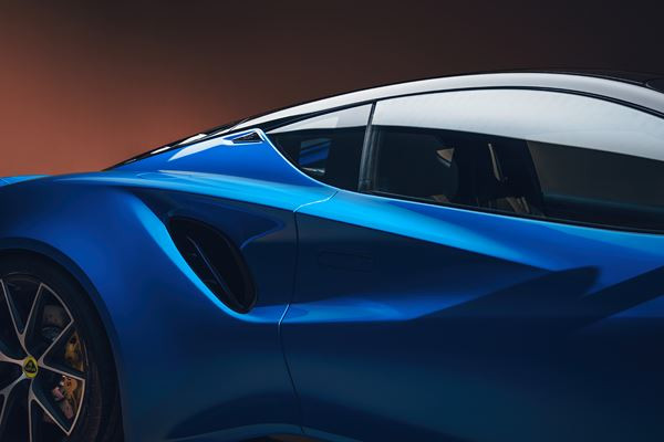 La Lotus Emira à moteur central arrière embarque un quatre cylindres AMG