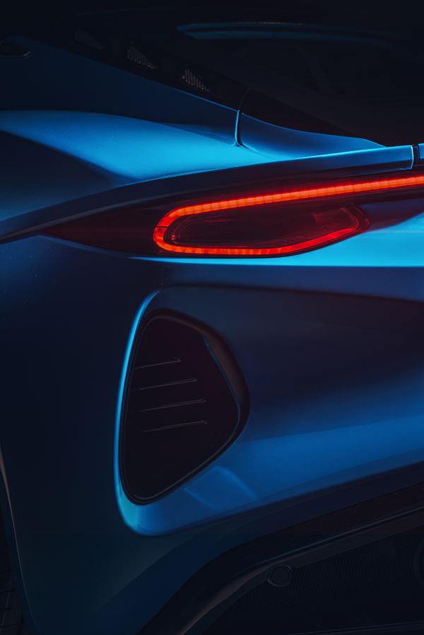 La Lotus Emira à moteur central arrière embarque un quatre cylindres AMG