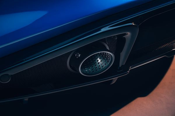 La Lotus Emira à moteur central arrière embarque un quatre cylindres AMG