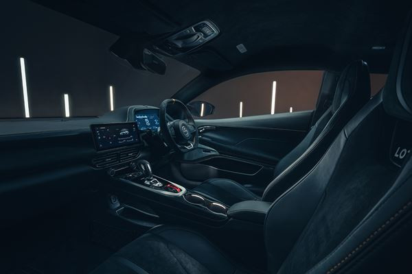 La Lotus Emira à moteur central arrière embarque un quatre cylindres AMG