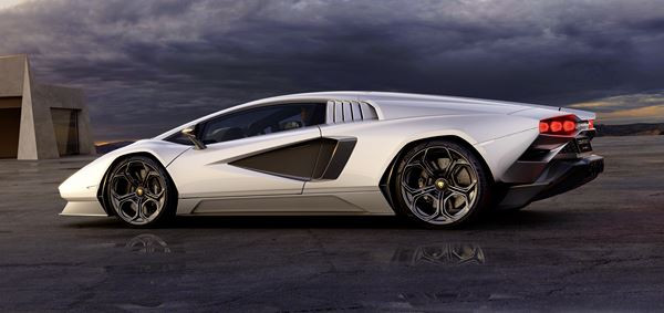 La Lamborghini Countach LPI 800-4 hybride délivre une puissance combinée de 814 ch