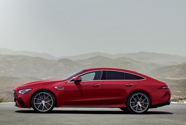 Le Mercedes-AMG 63 S E Performance hybride génère une puissance système de 843 ch