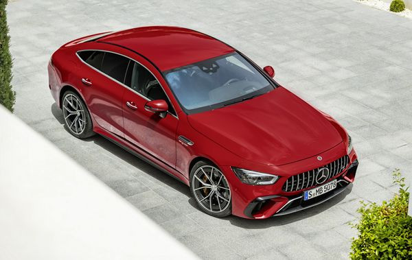 Le Mercedes-AMG 63 S E Performance hybride génère une puissance système de 843 ch