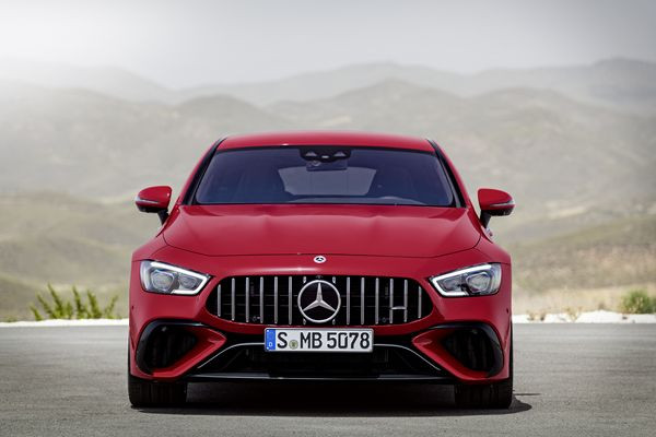 Le Mercedes-AMG 63 S E Performance hybride génère une puissance système de 843 ch