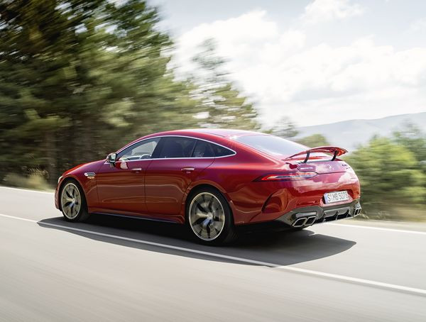 Le Mercedes-AMG 63 S E Performance hybride génère une puissance système de 843 ch