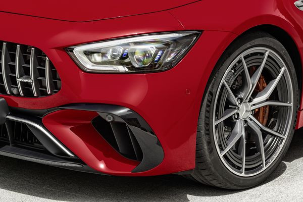 Le Mercedes-AMG 63 S E Performance hybride génère une puissance système de 843 ch