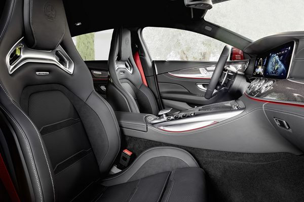 Le Mercedes-AMG 63 S E Performance hybride génère une puissance système de 843 ch