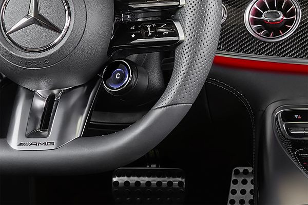 Le Mercedes-AMG 63 S E Performance hybride génère une puissance système de 843 ch