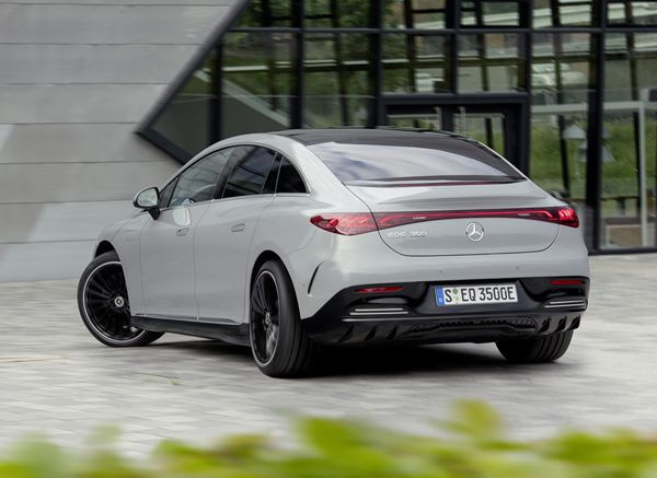 La berline de luxe électrique Mercedes EQE revendique une autonomie de 660 km