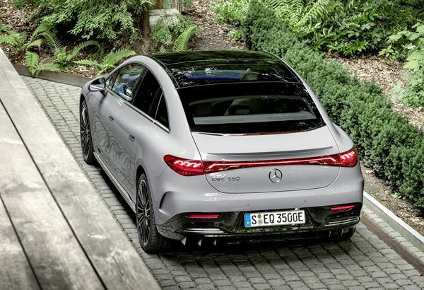 La berline de luxe électrique Mercedes EQE revendique une autonomie de 660 km