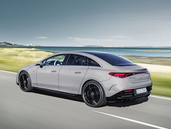 La berline de luxe électrique Mercedes EQE revendique une autonomie de 660 km