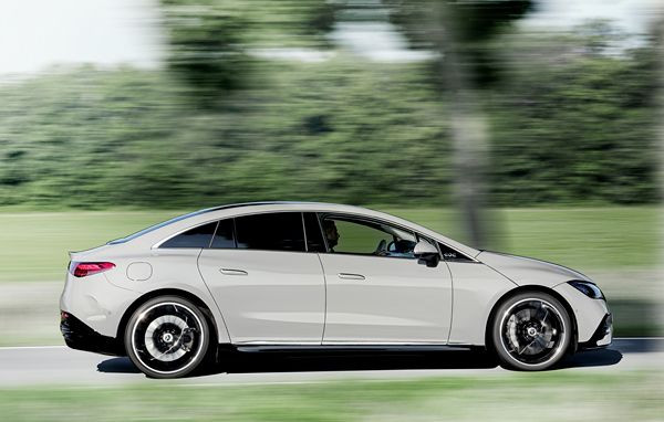 La berline de luxe électrique Mercedes EQE revendique une autonomie de 660 km