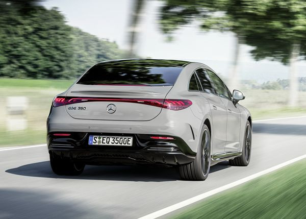 La berline de luxe électrique Mercedes EQE revendique une autonomie de 660 km