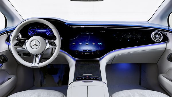 La berline de luxe électrique Mercedes EQE revendique une autonomie de 660 km