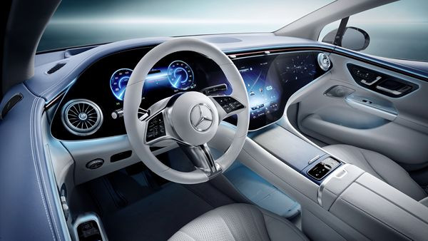 La berline de luxe électrique Mercedes EQE revendique une autonomie de 660 km