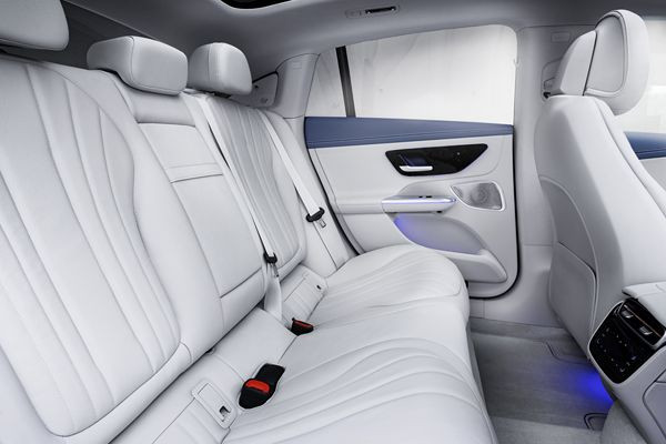 La berline de luxe électrique Mercedes EQE revendique une autonomie de 660 km