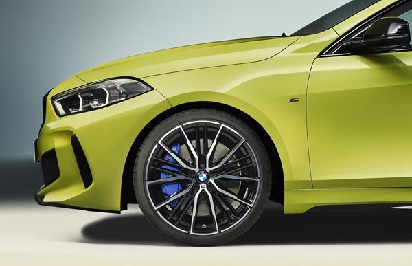 La BMW M135i xDrive bénéficie de modifications du châssis