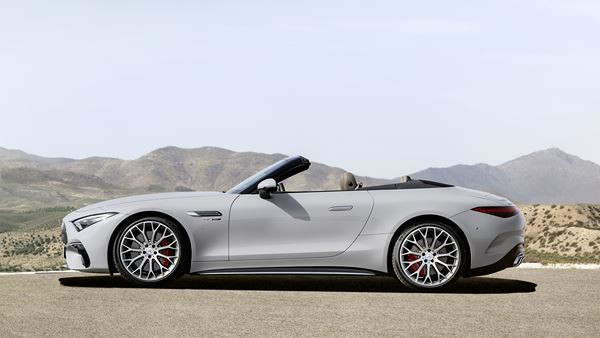 Le Mercedes-AMG SL renoue avec une capote en tissu et un caractère sportif