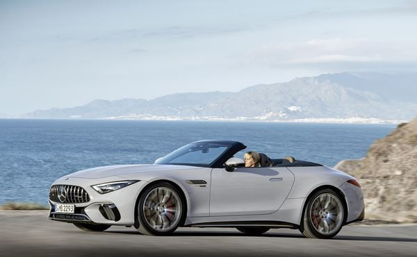 Le Mercedes-AMG SL renoue avec une capote en tissu et un caractère sportif