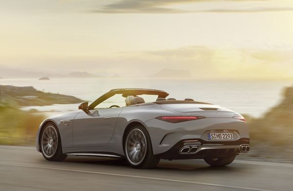 Le Mercedes-AMG SL renoue avec une capote en tissu et un caractère sportif