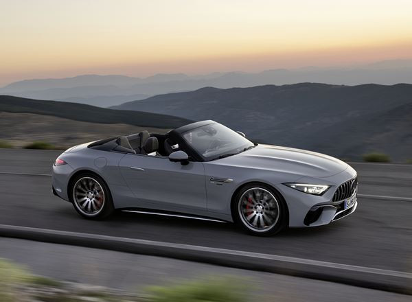 Le Mercedes-AMG SL renoue avec une capote en tissu et un caractère sportif