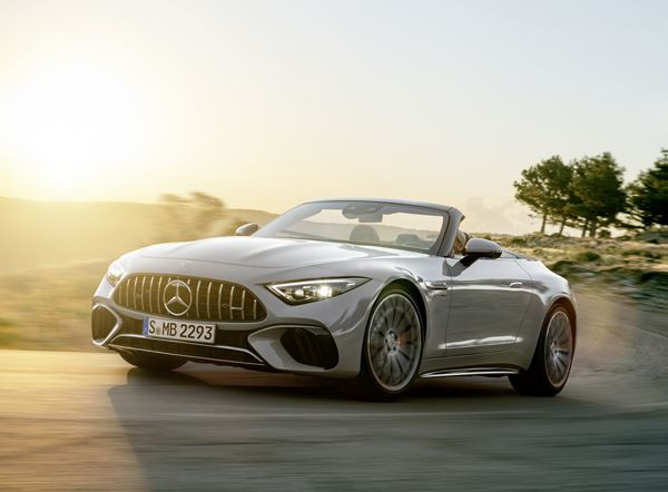 Le Mercedes-AMG SL renoue avec une capote en tissu et un caractère sportif