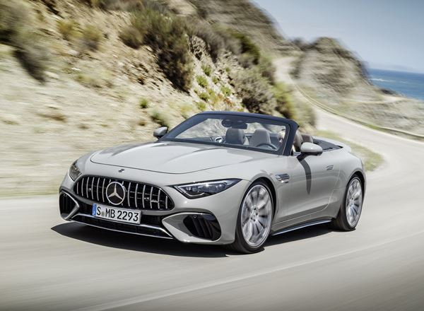 Le Mercedes-AMG SL renoue avec une capote en tissu et un caractère sportif
