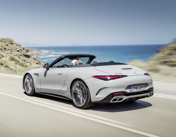 Le Mercedes-AMG SL renoue avec une capote en tissu et un caractère sportif