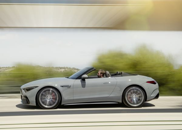 Le Mercedes-AMG SL renoue avec une capote en tissu et un caractère sportif