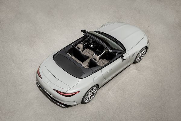 Le Mercedes-AMG SL renoue avec une capote en tissu et un caractère sportif