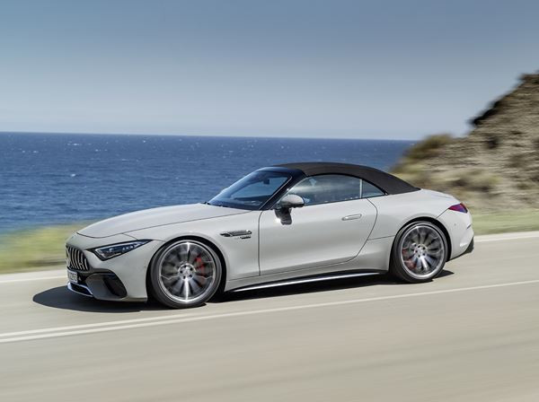 Le Mercedes-AMG SL renoue avec une capote en tissu et un caractère sportif