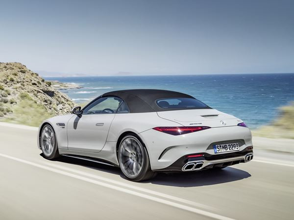 Le Mercedes-AMG SL renoue avec une capote en tissu et un caractère sportif