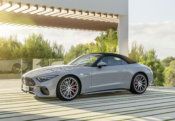 Le Mercedes-AMG SL renoue avec une capote en tissu et un caractère sportif