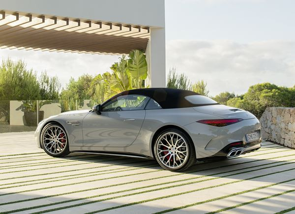 Le Mercedes-AMG SL renoue avec une capote en tissu et un caractère sportif