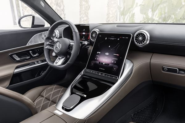 Le Mercedes-AMG SL renoue avec une capote en tissu et un caractère sportif