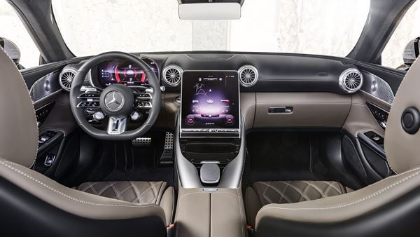 Le Mercedes-AMG SL renoue avec une capote en tissu et un caractère sportif