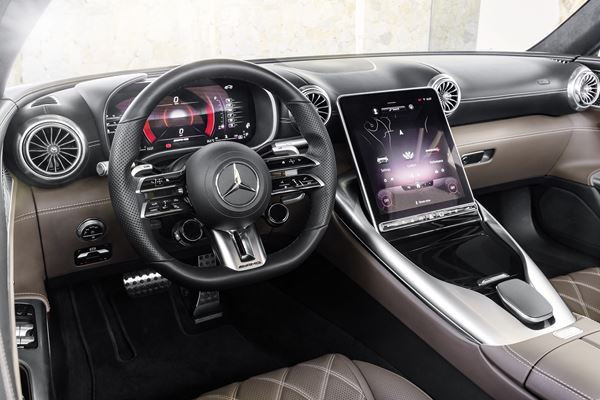Le Mercedes-AMG SL renoue avec une capote en tissu et un caractère sportif