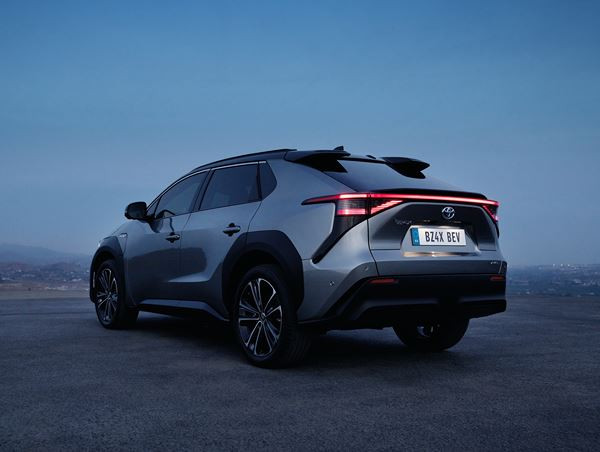 Le SUV électrique Toyota bZ4X embarque une transmission intégrale à deux moteurs