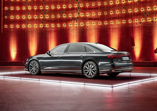 La grande berline de luxe Audi A8 se perfectionne
