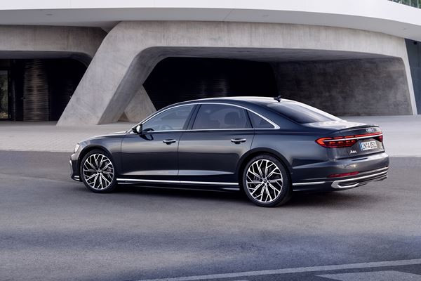 La grande berline de luxe Audi A8 se perfectionne