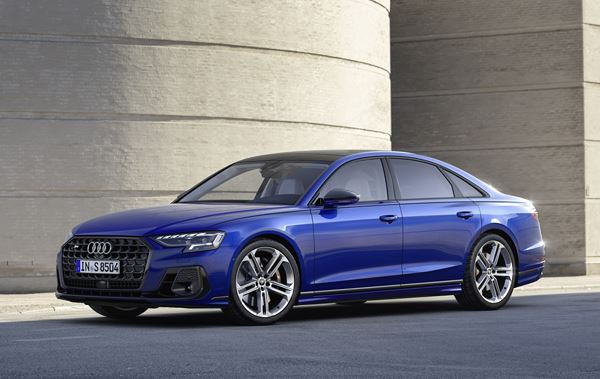 La grande berline de luxe sportive Audi S8 se perfectionne