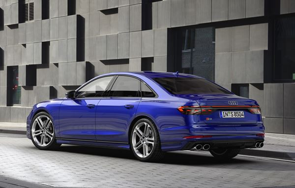 La grande berline de luxe sportive Audi S8 se perfectionne