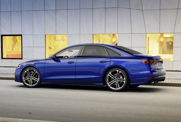 La grande berline de luxe sportive Audi S8 se perfectionne