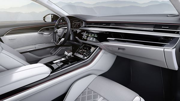 La grande berline de luxe sportive Audi S8 se perfectionne